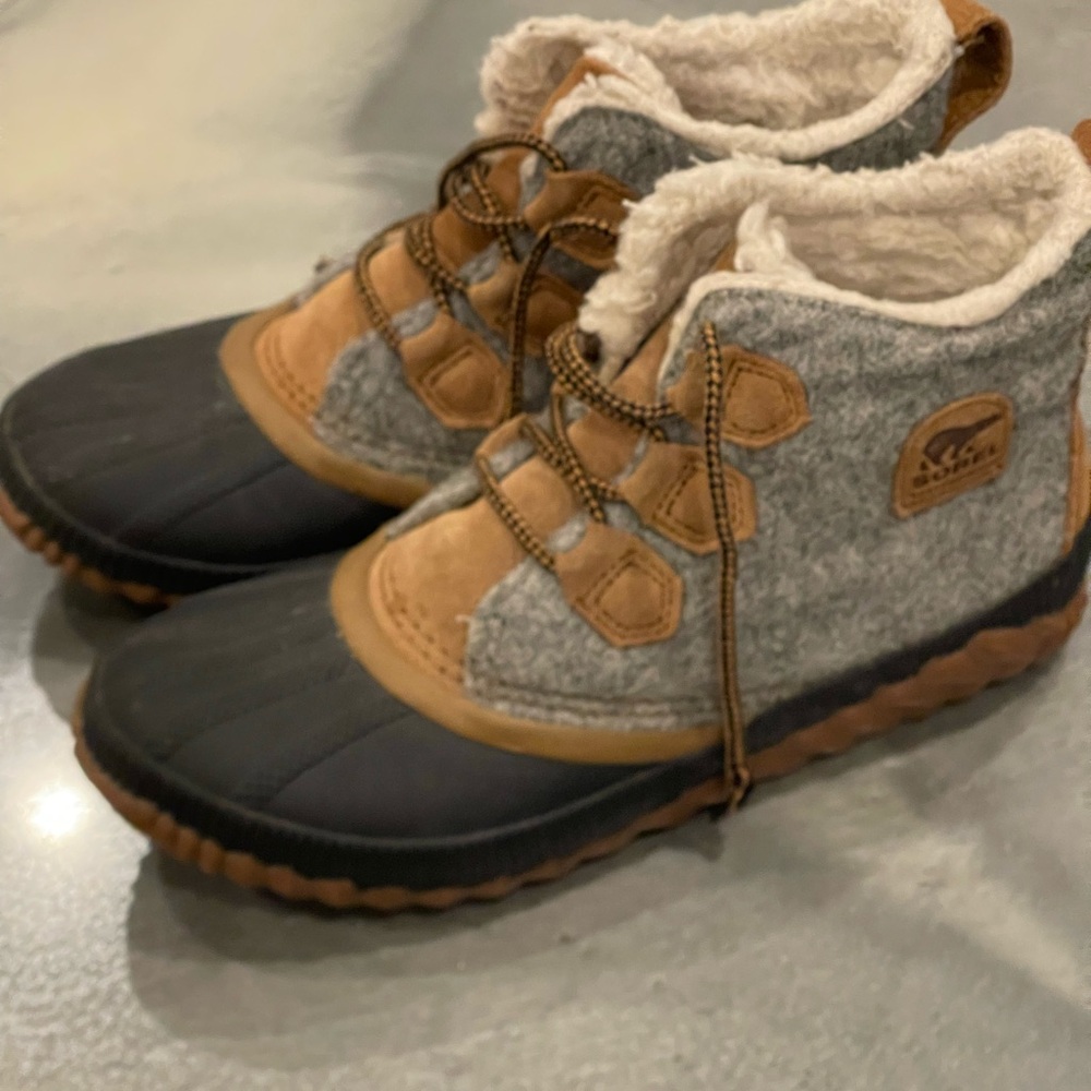 Sorel Out N About Duck Cozy Winter Boots - Gray and Brown women size 5